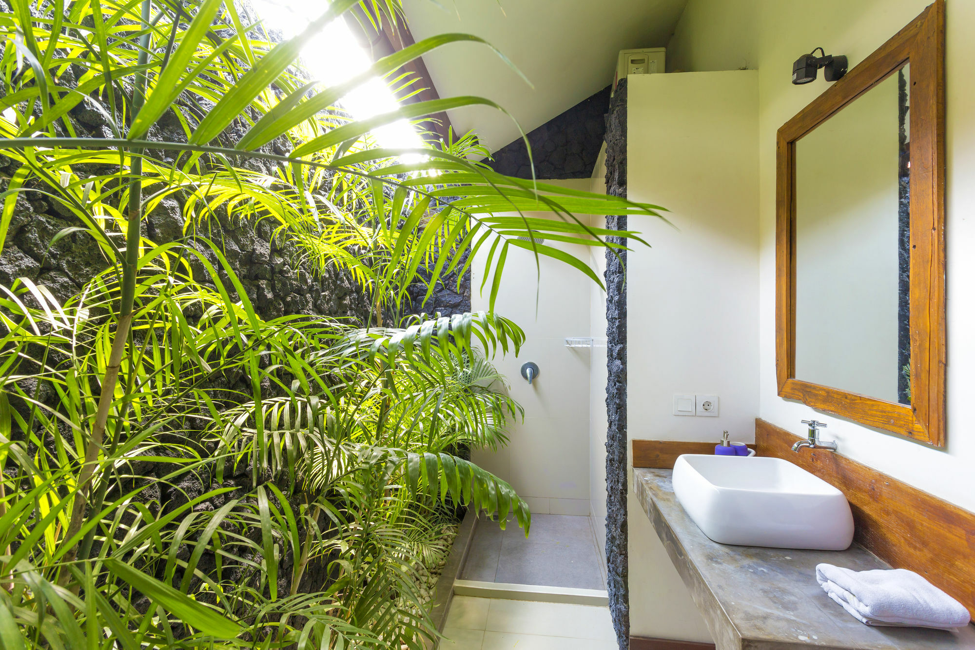 Big Brother Surf Inn Canggu Dış mekan fotoğraf